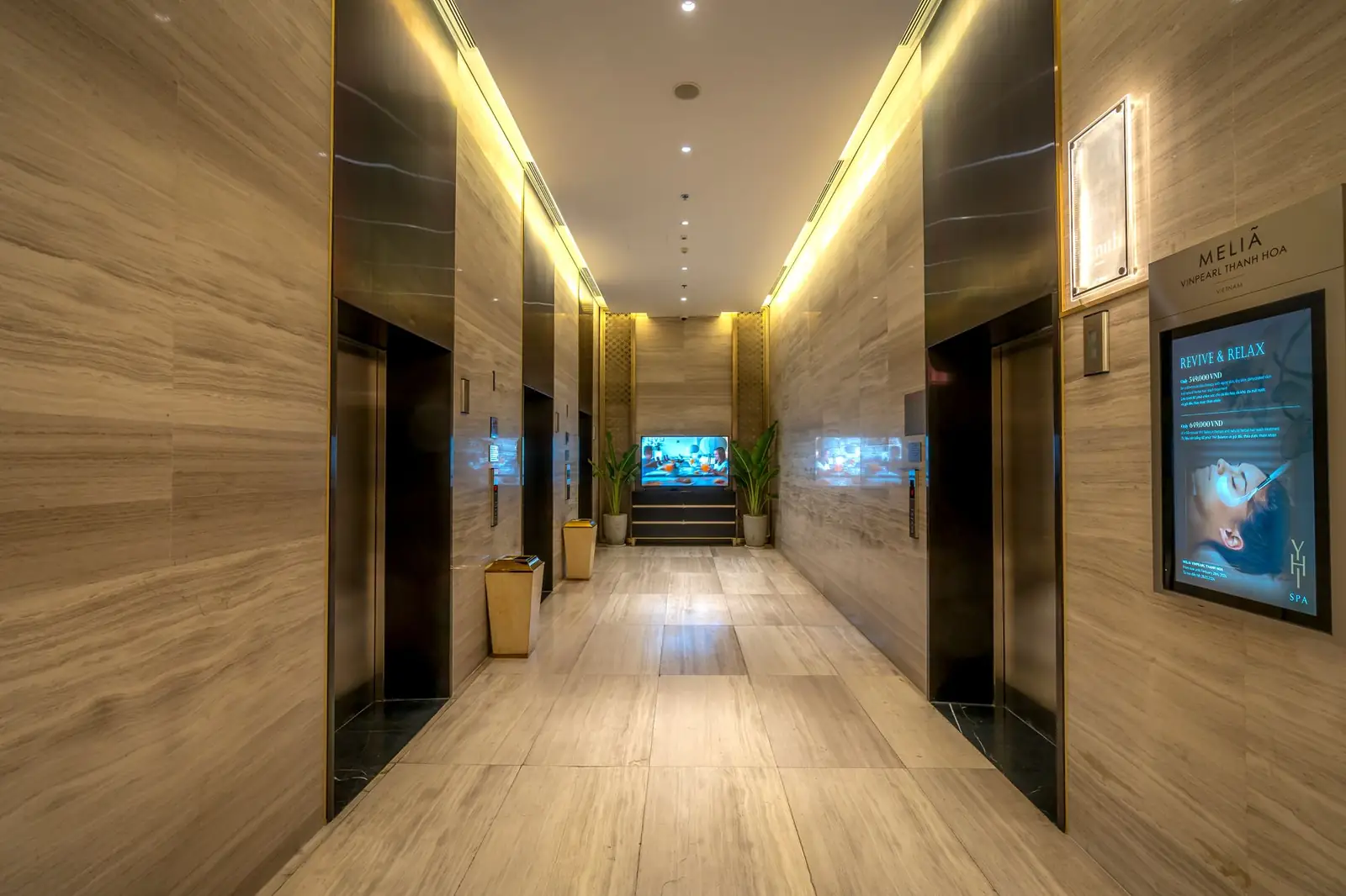 Arnoviresortguide  interior corridor